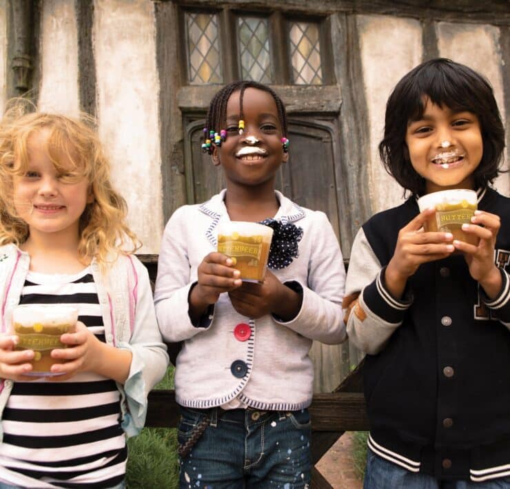 kids drinking butter beer at harry potter world