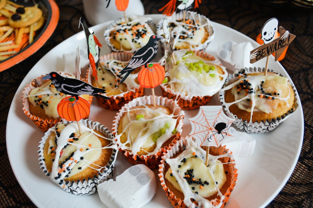spiderweb cakes with marshmallows