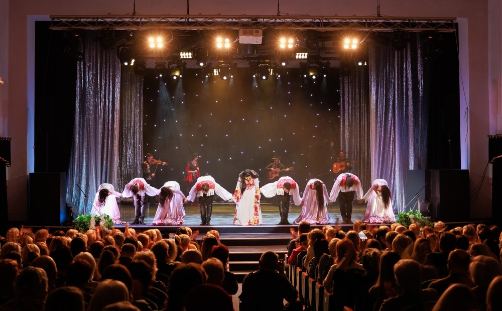 actors bowing at the end of theatre performance