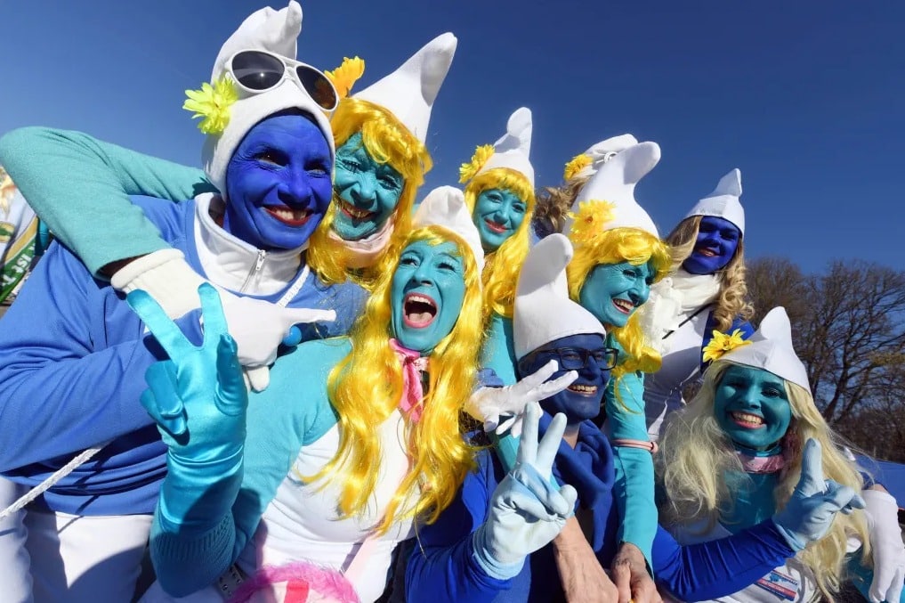 people dressed up like smurfs