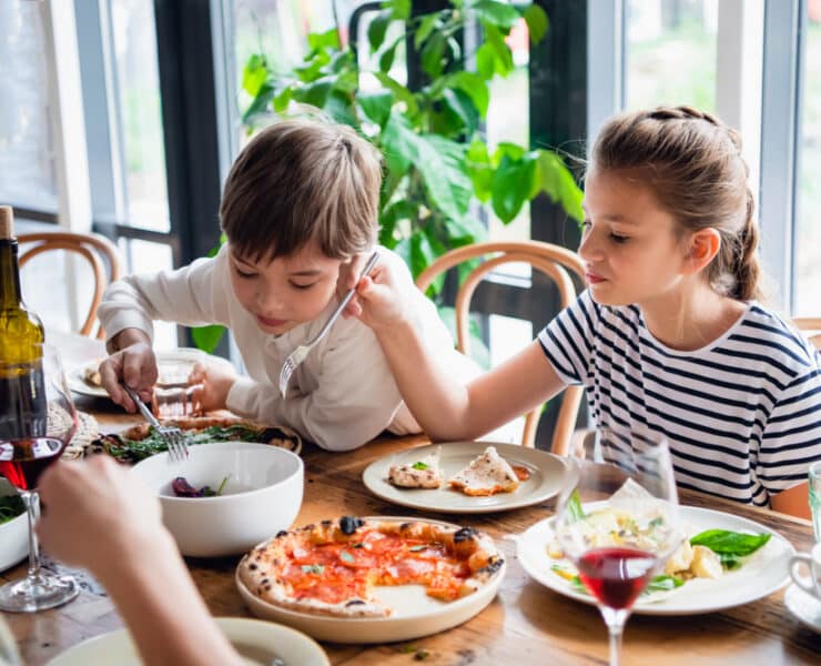 kids eating pizza
