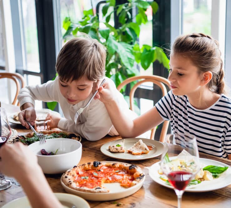kids eating pizza