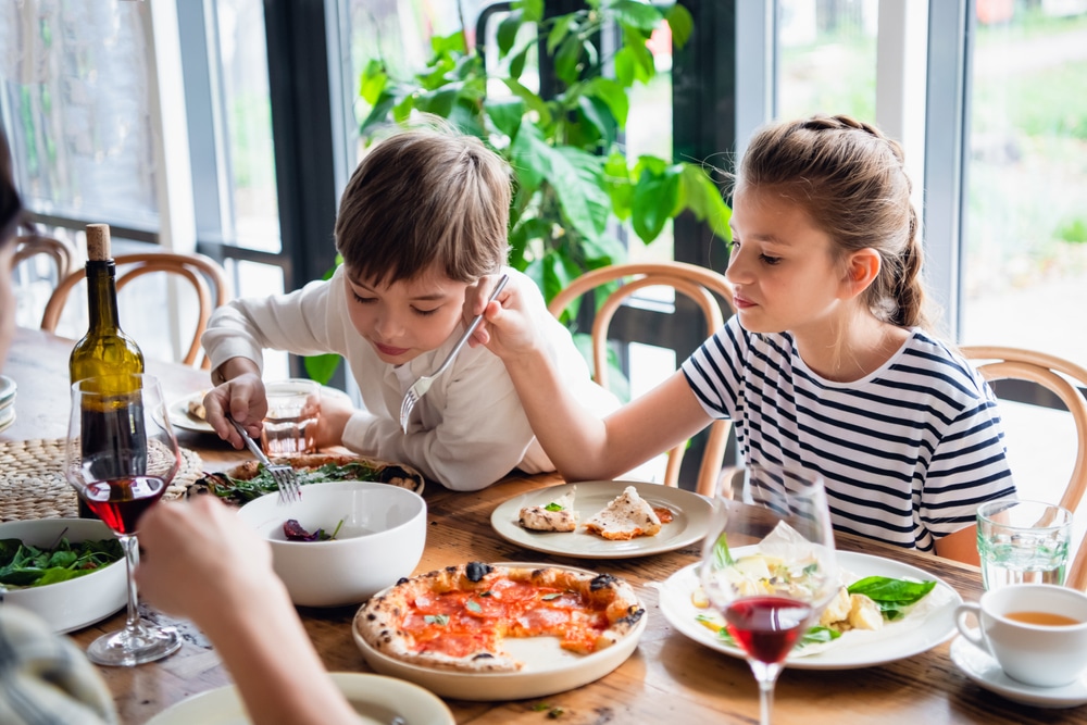 kids eating pizza