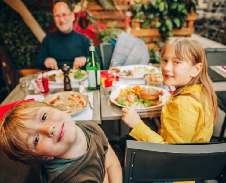 kids eating at a restaurant