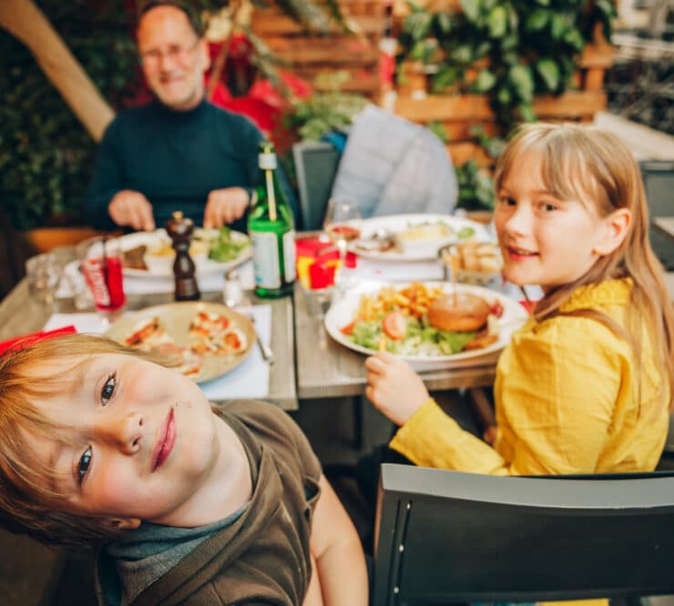 kids eating at a restaurant