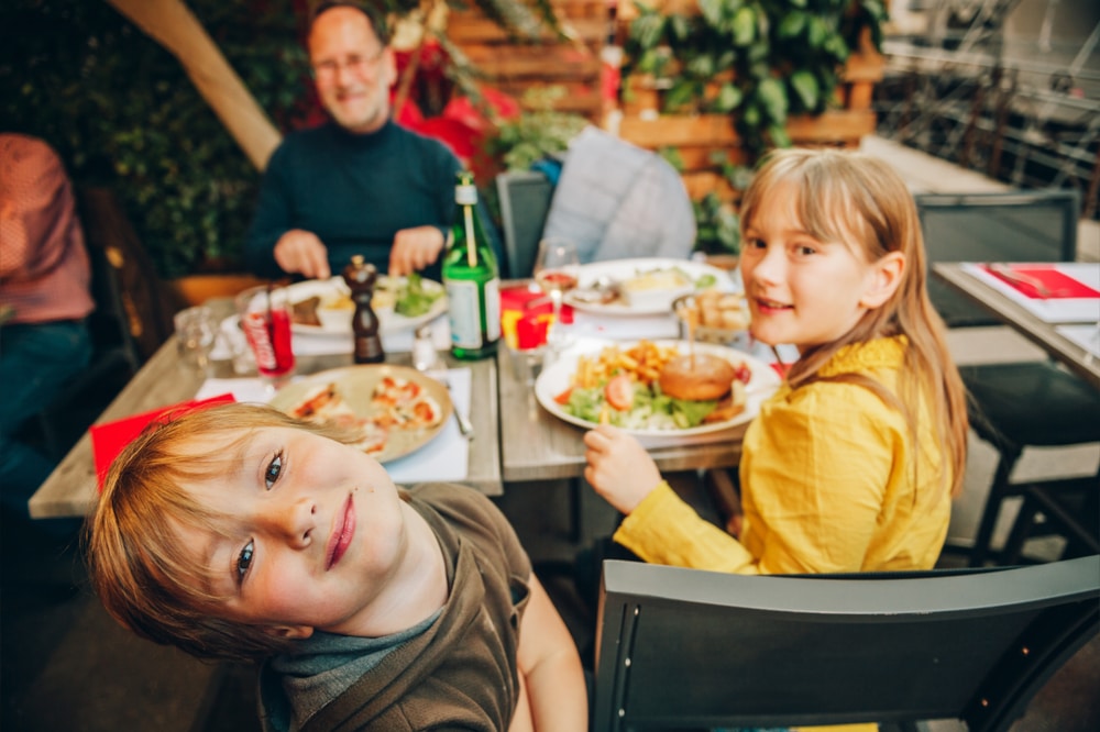 kids eating at a restaurant