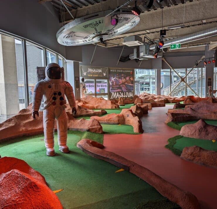 space themed mini golf course at mr mulligans birmingham