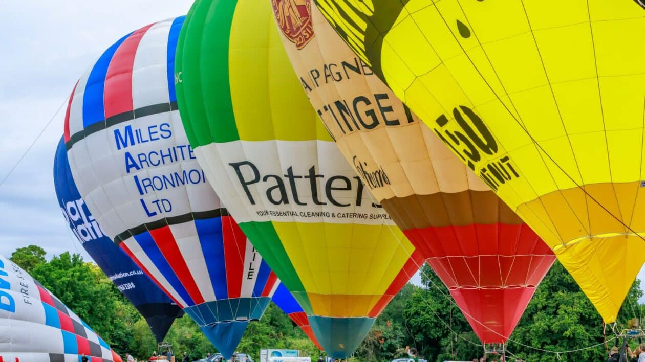 a group of hot air balloons