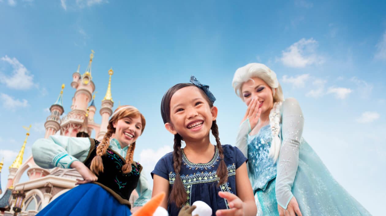little girl with anna and elsa at disneyland paris