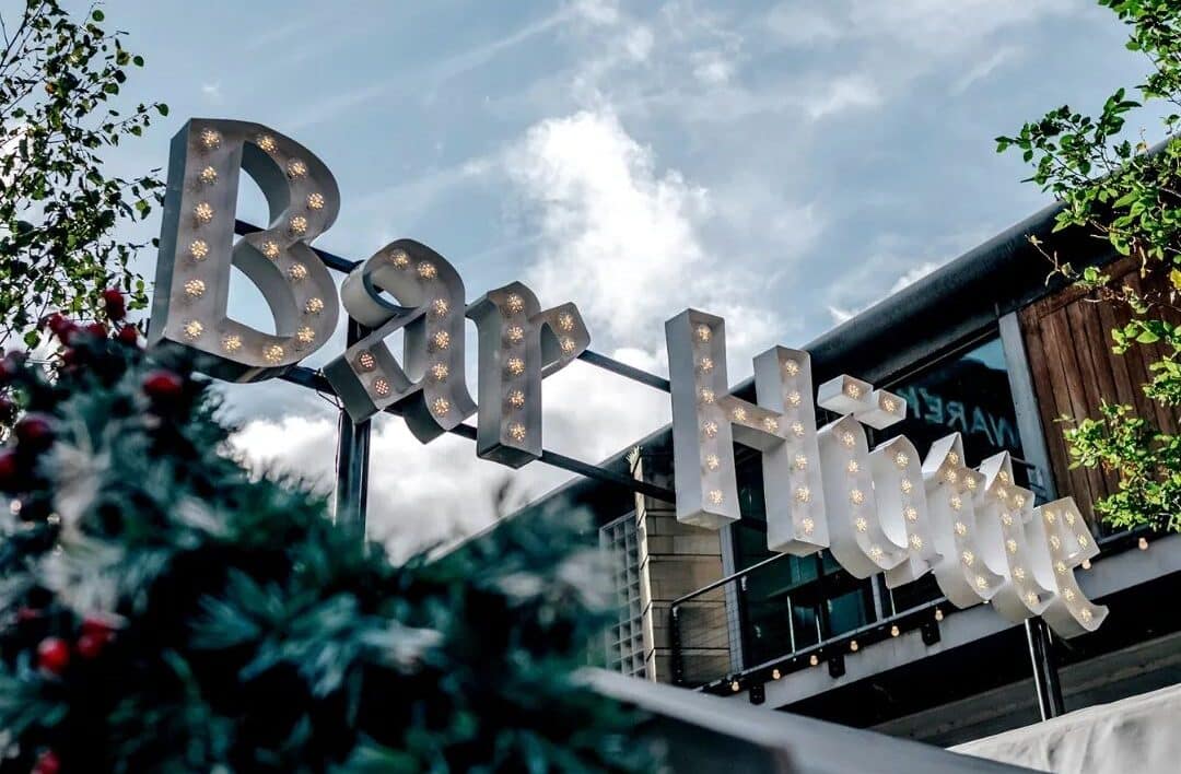 bar hutte sign