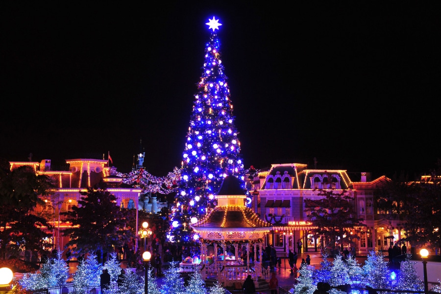 christmas tree at disneyland paris