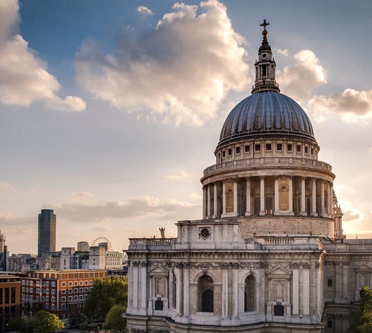 outside of st pauls cathedral