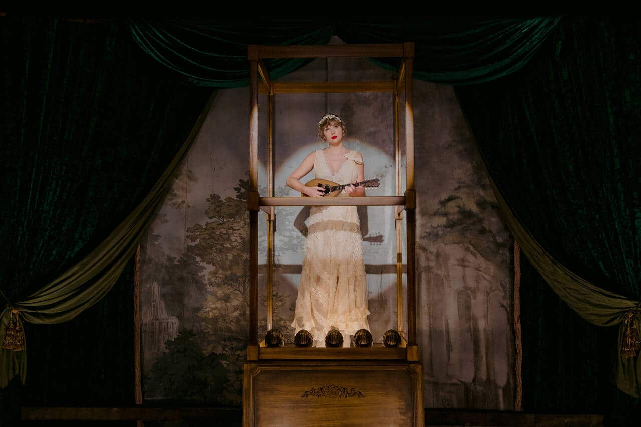 taylor swift in willow music video